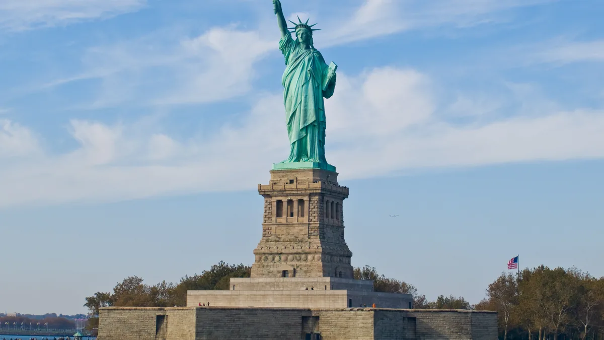 La Estatua de la Libertad en el puerto de Nueva York.